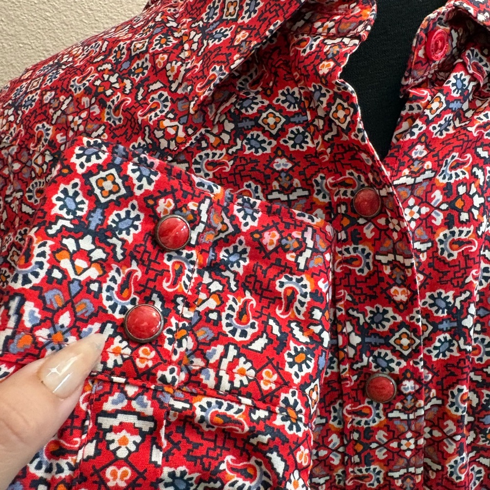 Cinch Women's Red Patterned Button Down Shirt - image 7
